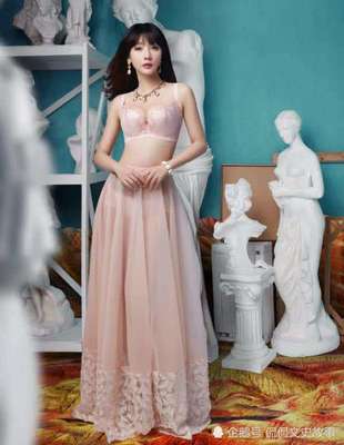 柳巖時尚演繹內(nèi)衣風(fēng)采，多色蕾絲盡顯優(yōu)雅與性感